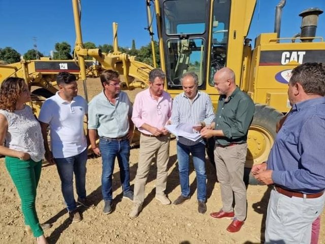 El delegado de Agricultura, Pesca, Agua y Desarrollo Rural de la Junta en Huelva, Álvaro Burgos, ha realizado una visita a obras de mejora de caminos rurales que se llevan a cabo en el marco del Plan Itínere.