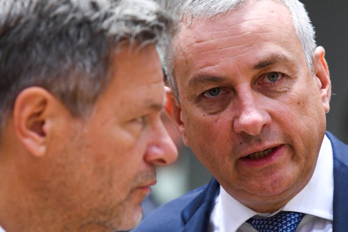 HANDOUT - 09 September 2022, Belgium, Brussels: German Minister for the Economy and Climate Protection Robert Habeck (L)talks with Czech Minister for Industry and Trade Jozef Sikela as they attend EU energy ministers Council in Brussels. Photo: -/EU Co