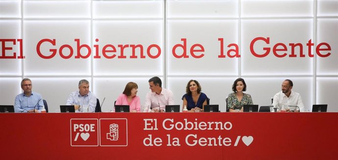 El secretario general del PSOE, Pedro Sánchez, junto a varios miembros de la Comisión Ejecutiva Federal en la sede del partido en la calle Ferraz.