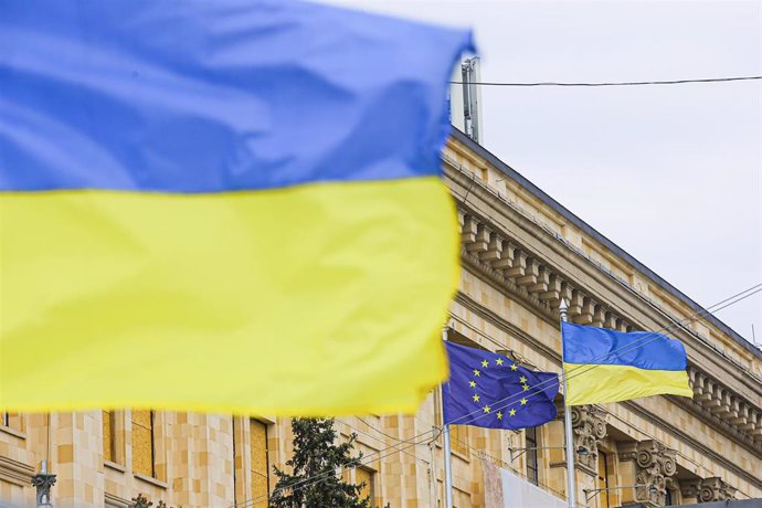 Archivo - May 12, 2022, Kharkiv, Ukraine: Ukrainian and EU flags in front of the Kharkiv Regional Government headquarters in the center of Kharkiv. Russia invaded Ukraine on 24 February 2022, triggering the largest military attack in Europe since World 