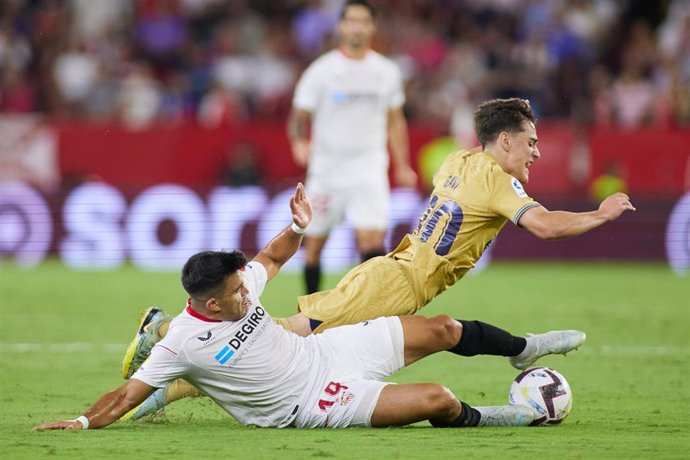Marcos Acuña, del Sevilla, pugnando por un balón con Gavi, del FC Barcelona