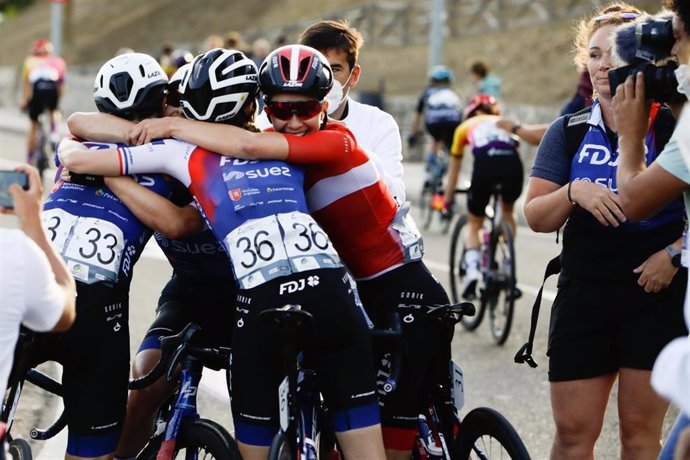 Las compañeras de Grace Brown celebran su victoria en la tercera etapa de la Cerazitit Challenge by La Vuelta 22