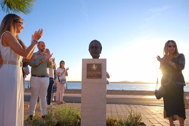 Busto de Isaías Pérez Saldaña en la avenida que le rinde tributo