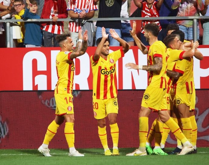 Los jugadores del Girona celebran uno de sus goles ante el Valladolid