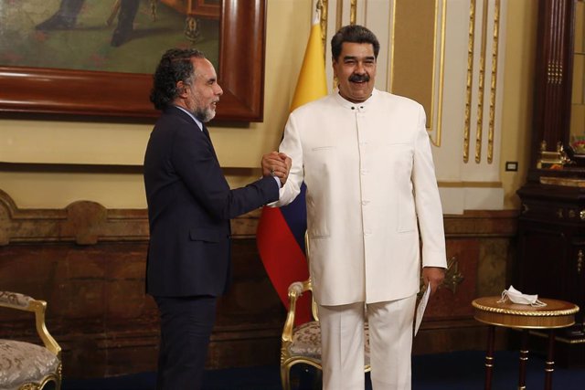 El presidente venezolano Nicolás Maduro (d) se reúne con el nuevo embajador de Colombia en Venezuela Armando Benedetti