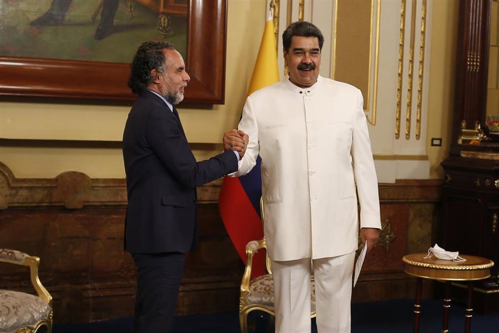 El presidente venezolano Nicolás Maduro (d) se reúne con el nuevo embajador de Colombia en Venezuela Armando Benedetti