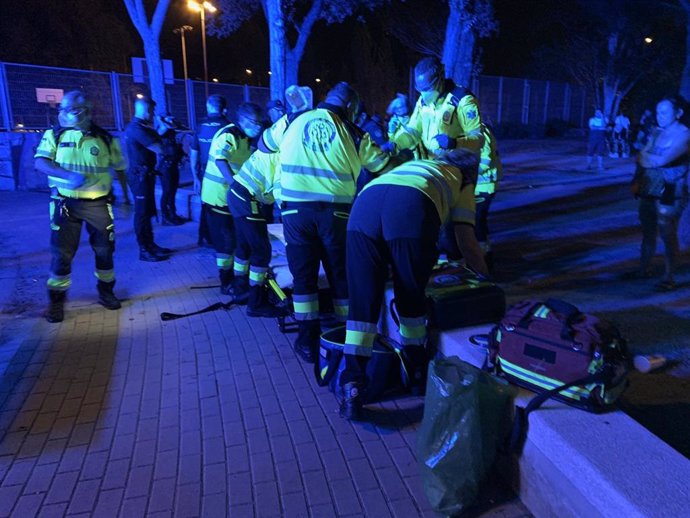 Imagen de archivo de agentes de Samur Protección Civil atendiendo a un hombre herido.