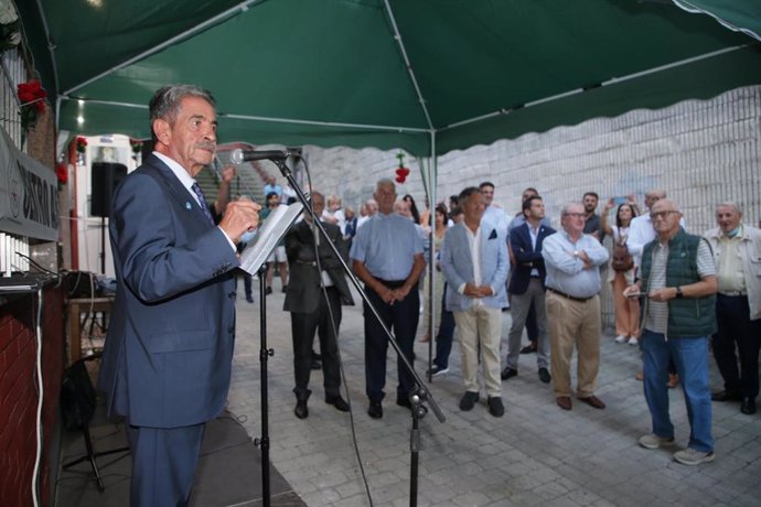 El presidente cántabro, Miguel Ángel Revilla, pronuncia el pregón de la festividad de 'La Santina' en el Centro Asturiano en Cantabria