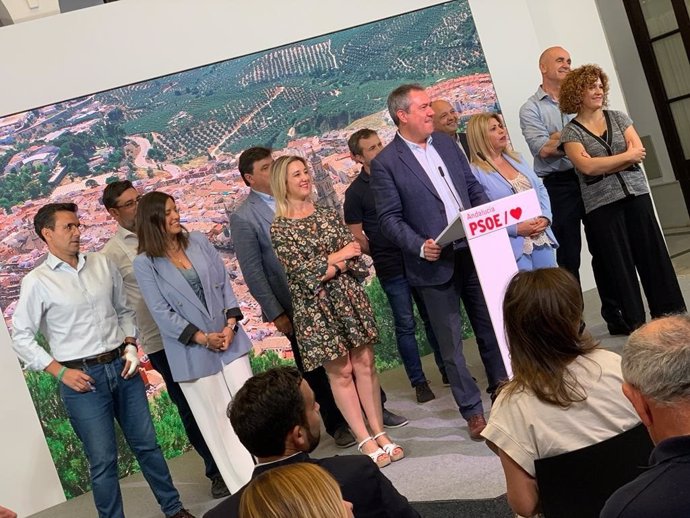 Archivo - El secretario general del PSOE-A, Juan Espadas, en rueda de prensa junto a alcaldes socialistas de municipios de más de 50.000 vecinos. (Foto de archivo).