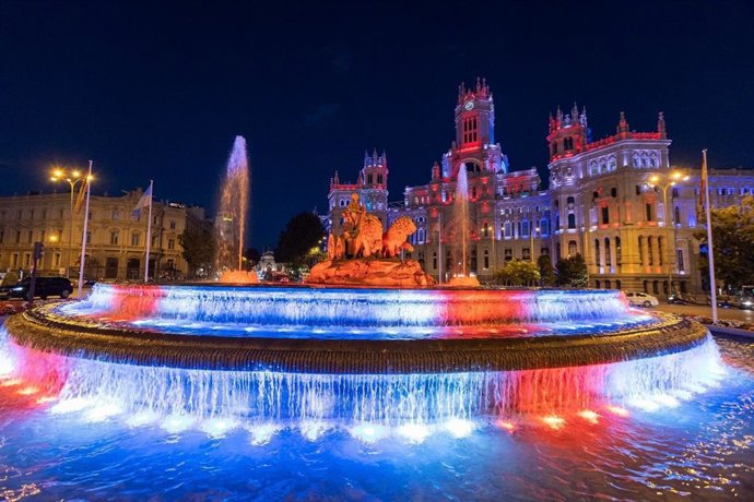Cibeles se ilumina con los colores de la bandera británica en señal de duelo por el fallecimiento de Isabel II
