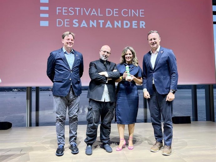 El consejero Guillermo Blanco entrega el Faro Verde del FCS a 'National Geographic'