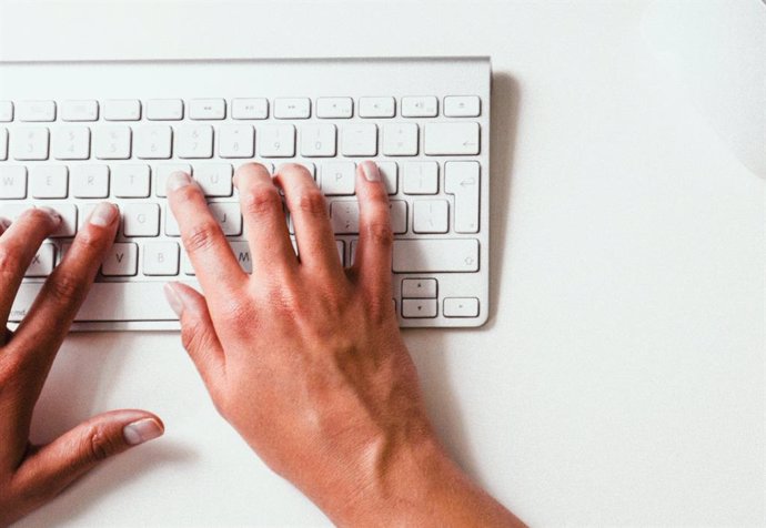 Una persona utilizando un teclado de un ordenador Mac