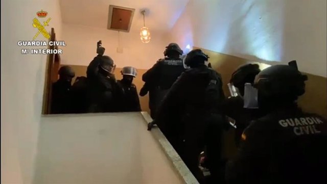 Agentes de la Guardia Civil en un momento de la detención de un grupo de atracadores que operaba en Asturias