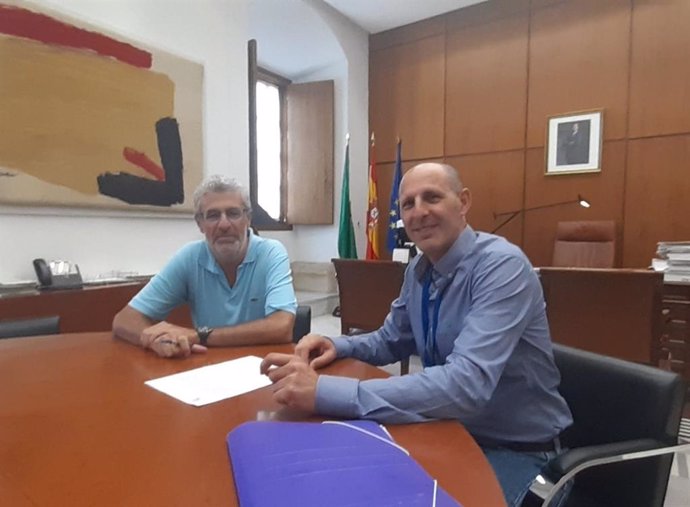 Entrega al Letrado Mayor del Parlamento andaluz, Ángel Marrero (i), de credenciales de fedatarios especiales para la ILP para estabilizar el empleo público temporal en Andalucía por parte del portavoz de la comisión promotora, David Núñez (d).