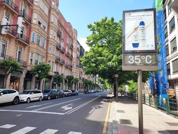 Archivo - Termómetro que muestra 35 C en una calle de Bilbao