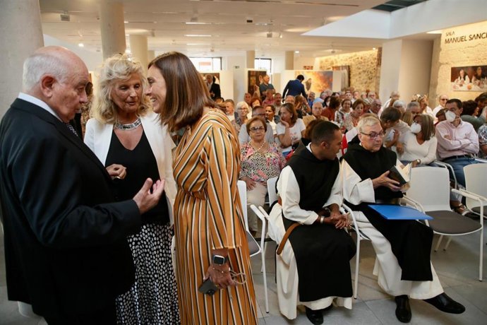 Inauguración de la exposición de Sobrino sobre los monjes trapenses