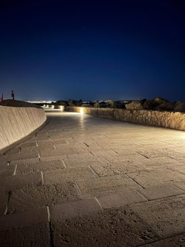 El área de Infraestructuras de Cort instala una veintena de luminarias nuevas en Cala Estncia