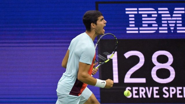 El tennista espanyol Carlos Alcaraz celebra un punt durant la seva semifinal del US Open 2022 contra Frances Tiafoe