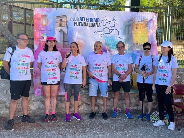 La delegada del Gobierno se convierte en una marchadora más en Fuensaldaña en apoyo a la lucha contra el cáncer de mama metastásico.