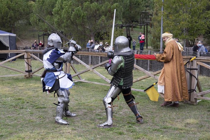 Exhibición de combates medievales en el jardín del Castillo de Manzanares El Real (Madrid)