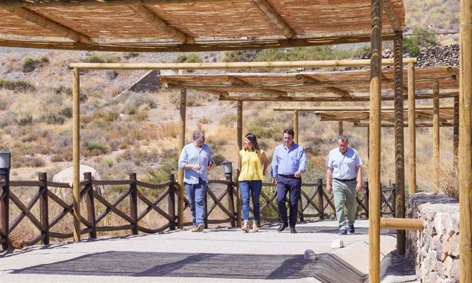 El diputado provincial de Turismo visita la Geoda de Pulpí.