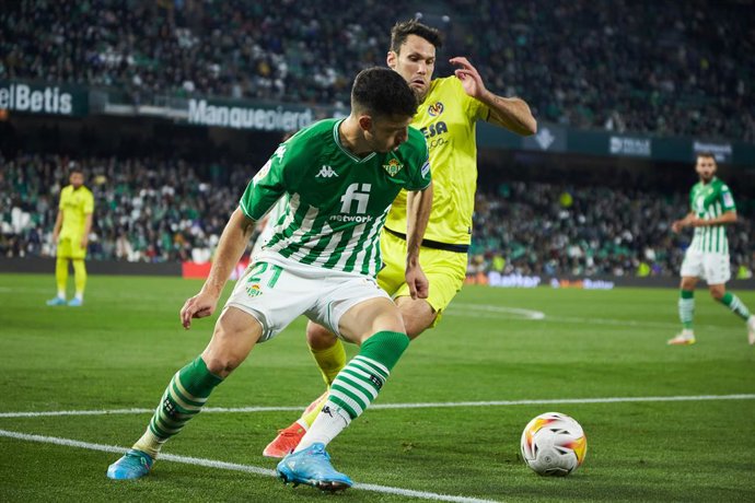 Archivo - Guido Rodriguez of Real Betis and Alfonso Pedraza of Villarreal in action during the spanish league, La Liga Santander, football match played between Real Betis and Villarreal CF at Benito Villamarin stadium on February 6, 2022, in Sevilla, Sp