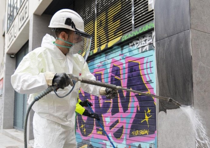 Imagen de un trabajador del servicio de limpieza de pintadas de la vía pública de Barcelona