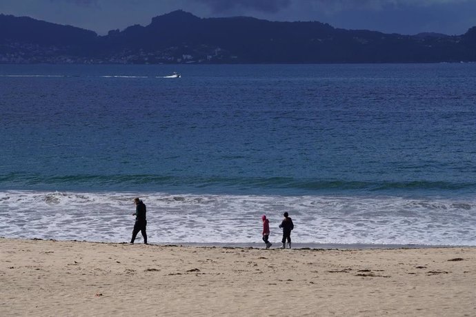 Archivo - Arquivo - Varias persoas pasean pola praia de Silgar en Sanxenxo, lugar onde un bañista foi atropelado accidentalmente, a 23 de abril de 2022, en Pontevedra