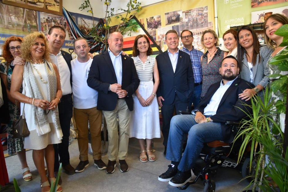 El presidente de C-LM, Emiliano García-Page; la consejera de Bienestar Social, Bárbara García Torijano; el alcalde de Albacete, Emilio Sáez; y el presidente de la Diputación, Santi Cabañero, en su visita a entidades sociales en la feria de Albacete