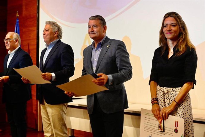 Antonio Sanz (2d), en la entrega de las Medallas al Mérito de Protección Civil.