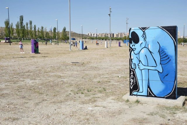 Un total de 50 jóvenes artistas dan color al recinto ferial de Valdespartera con más de cien grafitis.