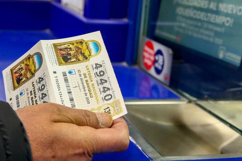 Archivo - Una persona compra un décimo.