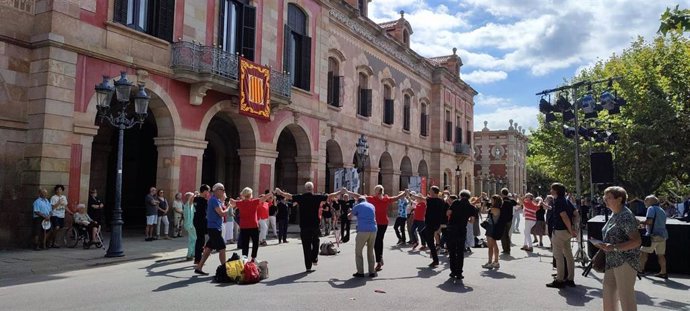 Baile de sardanas ante el Parlament para inaugurar los dos días de puertas abiertas por la Diada de Catalunya y los 90 años de la institución