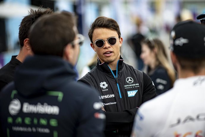 Archivo - FILED - 14 May 2022, Berlin: Dutch driver Nyck de Vries of Mercedes-EQ Formula E team talks to the other drivers before the Formula E Berlin E-Prix at Tempelhofer Feld. Williams reserve driver Nyck de Vries will drive for the team for the rema