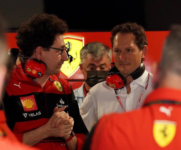 Archivo - Mattia Binotto y John Elkann en el box de Ferrari