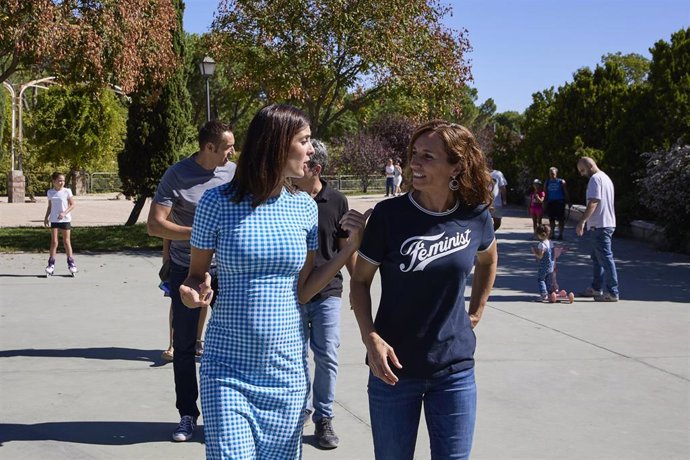 La portavoz de Más Madrid en la Asamblea, Mónica García (d), y la portavoz de Más Madrid en el Ayuntamiento de Madrid, Rita Maestre (i), llegan al primer acto de Más Madrid del curso político 2022-2023 en el parque de Pradolongo  