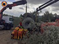 Muere un hombre al volcar el tractor que conducía en Montroi