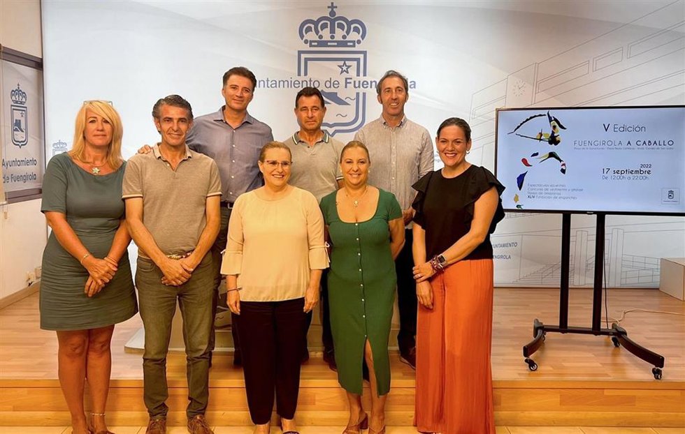 La alcaldesa de Fuengirola, Ana Mula, en la presentacion de Fuengirola A Caballo junto a miembros del Comité Hípico