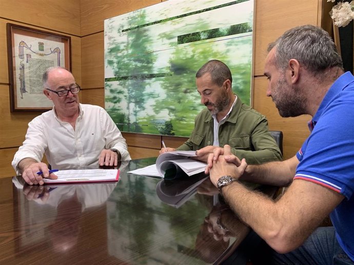 Acuerdo presupuestario entre el alcalde de Siero, Ángel García González y el concejal de Hacienda, Alberto Pajares con el concejal de Foro Siero, Eduardo Llosa.