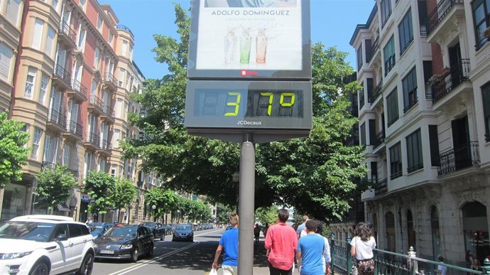 Archivo - Termómetro marca 37 grados en Bilbao