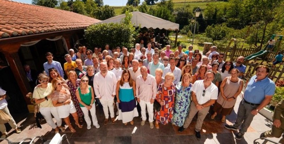 La presidenta del Partido Popular, María José Sáenz de Buruaga, con afiliados y cargos de la zona oriental