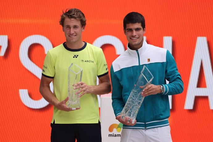 Archivo - 03 April 2022, US, Miami Gardens: Spanish tennis player Carlos Alcaraz (R)holds the Butch Buchholz Trophy after defeating Norway's Casper Ruud (L)in their men's singles final match of the 2022 Miami Open presented by Itau at Hard Rock Stadiu