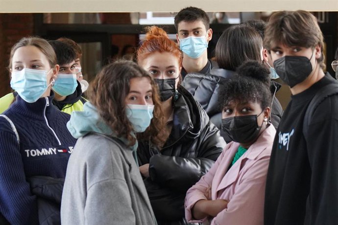 Archivo - Varios jóvenes con mascarillas