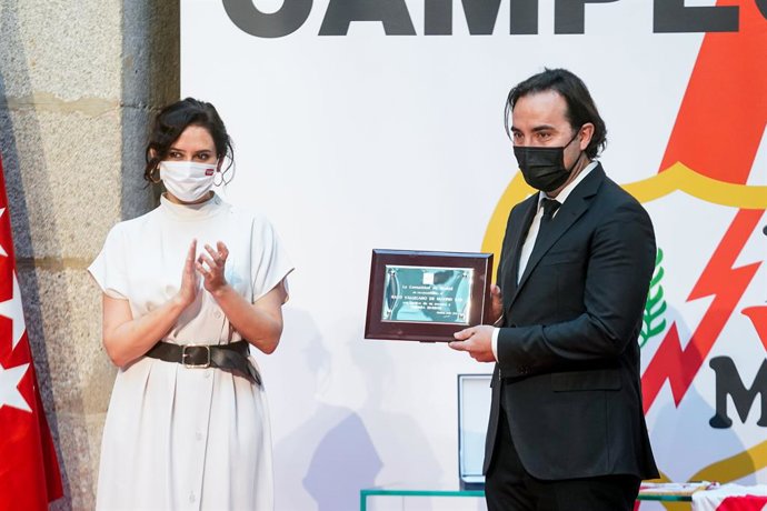 Archivo - La presidenta de la Comunidad de Madrid, Isabel Díaz Ayuso, le entrega una placa al presidente del Rayo Vallecano, Raúl Martín Presa, tras su ascenso a Primera División, a 22 de junio de 2021, en la Real Casa de Correos, Madrid, (España). Los 