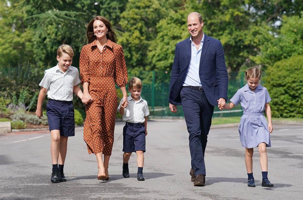El príncipe Guillermo de Gales junto a su familia