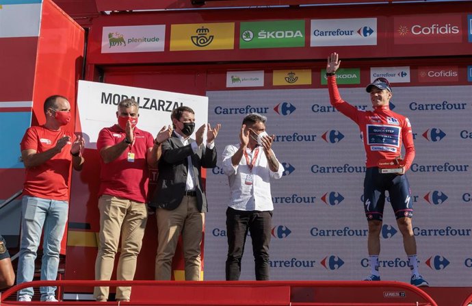 El líder de la vuelta tras recibir el maillot de manos del presidente de la Junta, Alfonso Fernández Mañueco.
