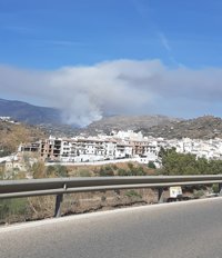 Primeros desalojos preventivos ante el incendio de Canillas de Albaida (Málaga), que amplía medios aéreos