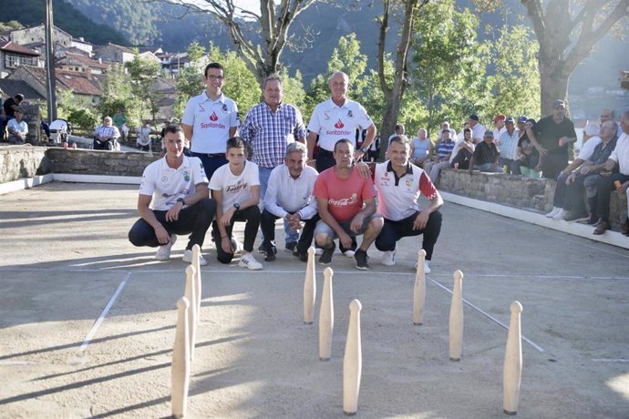 El presidente de Cantabria, Miguel Ángel Revilla, inaugura la mejora de la bolera de Tudanca