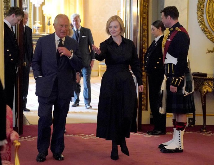 La primera ministra británica, Liz Truss, junto al rey Carlos III