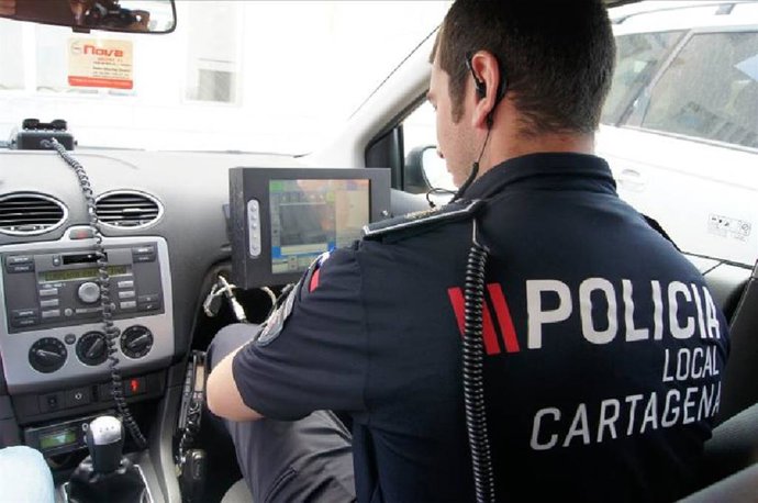 Archivo - Un agente de Policía Local de Cartagena en un control de velocidad